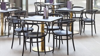 Im edlen gebeizten ADLER-Schwarz kommt auch das Armlehn-Modell 209 im Restaurant „Table“ in der Kunsthalle Schirn in Frankfurt daher. | © Thonet GmbH © Constantin Meyer