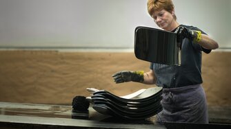 Für ihren Design-Einsatz rüstet die Rücklehnen ein Bad in der schwarzen Tauchbeize Arova Flex von ADLER.  | © Thonet GmbH