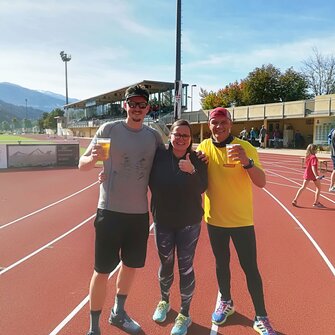 80 Kilometer im Dienst einer guten Sache: Claudia Berghofer gratuliert Simon Leimgruber (li.) und Andreas Oberkofler (re.) zu ihrer beeindruckenden Laufleistung.
