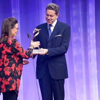 Claudia Berghofer nahm den Preis „Unternehmen mit Verantwortung“ stellvertretend für das große ADLER-Team entgegen. | © Clemens Fabry / Die Presse