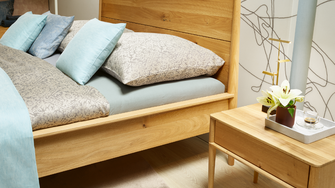 Entspanntes Ruhekissen: Legno Aqua-Öl Plus von ADLER vereint Schutz und natürliche Schönheit. | © ANREI | www.anrei.at