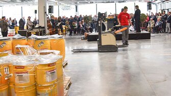 Mehr als 200 Ehrengäste verfolgten die Einweihungsfeierlichkeiten – bei vollem Betrieb im Logistikzentrum!
