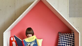 Le superfici in legno a vista di colore chiaro, verniciate con Lignovit Interior UV 100 di ADLER, creano una vera e propria atmosfera di benessere per grandi e piccini. 