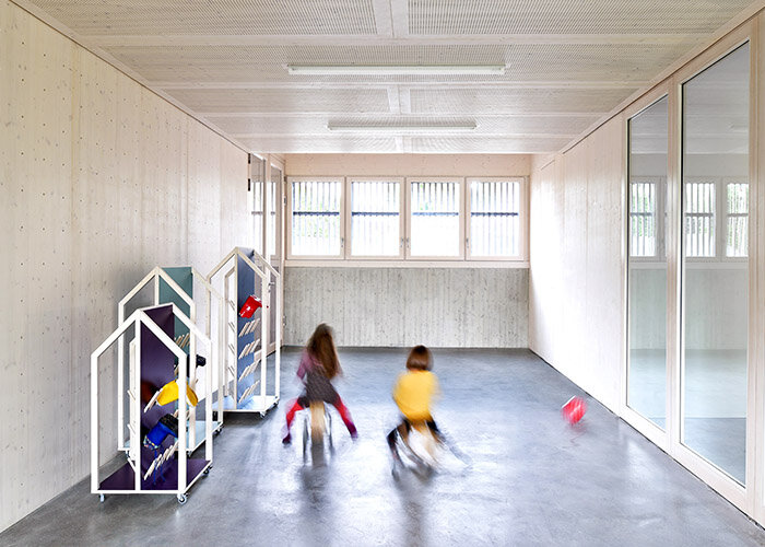 Das Familienzentrum Poppenweiler von VON M Architekten begeistert mit den mit ADLER Lignovit Interior UV100 weißlich lasierten Wand und Deckenflächen aus Holz.