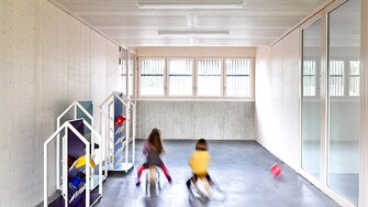 Il centro per famiglie Poppenweiler di VON M Architekten affascina con le sue pareti e i soffitti in legno sbiancati con ADLER Lignovit Interior UV100.